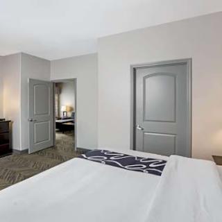A modern hotel bedroom showcasing contemporary design and comfortable furnishings.