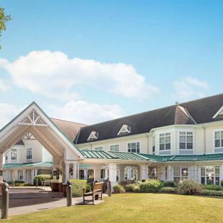 A scenic view of a large hotel building with a prominent entrance and clear skies.