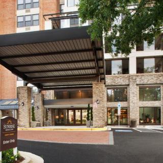 The modern entrance of a hotel with brick and stone architecture.