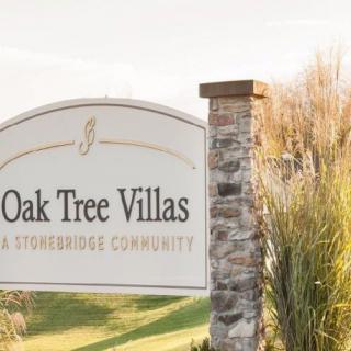 Entrance sign for Oak Tree Villas, a Stonebridge community.