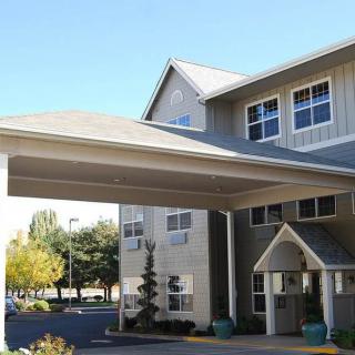 A hospital entrance with a covered canopy and a multi-story building.