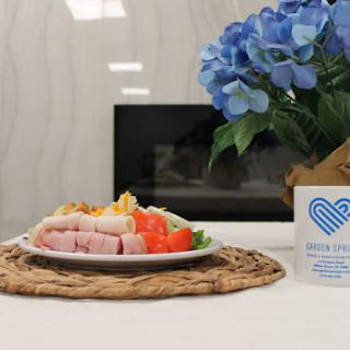 A beautifully arranged meal with fresh vegetables and a decorative flower centerpiece.
