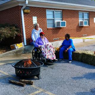 Residents enjoy a cozy gathering by the fire pit, fostering community and connection.