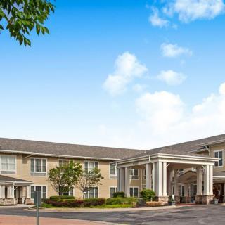 A hotel building with a grand entrance and clear blue sky.