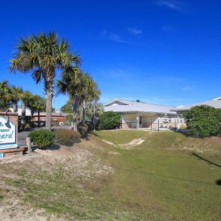 Gulf Breeze Courtyard
