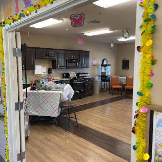 View of a welcoming kitchen and dining area, decorated with colorful elements and inviting furniture.
