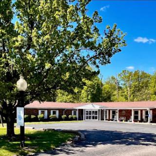 A sunny day at a school building surrounded by greenery.