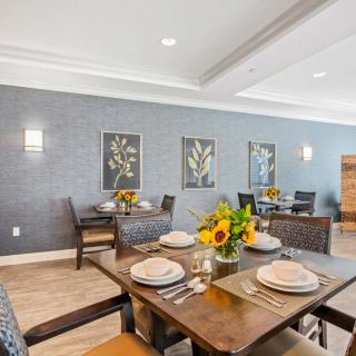 A beautifully decorated dining room with a stylish table setting and elegant decor.