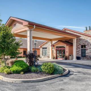 A welcoming hotel entrance with well-kept landscaping.