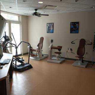 A small gym room equipped with various exercise machines.