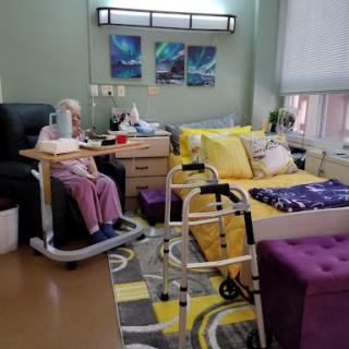 A cozy hospital room equipped for patient care and rehabilitation.