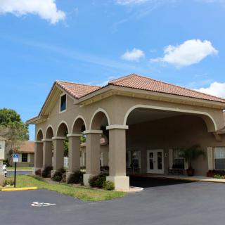 A hotel building with arches under a clear blue sky.