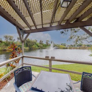A peaceful retreat by the lake, perfect for enjoying nature and unwinding.
