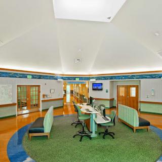 A modern hospital reception area featuring a spacious layout and comfortable seating.