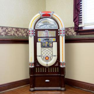 A classic vintage jukebox stands elegantly in a cozy room, bringing nostalgia and a touch of retro charm.