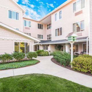 Holiday Maple Suites