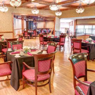 A beautifully decorated dining room with elegantly set tables and comfortable chairs.
