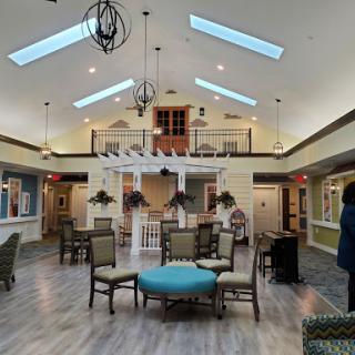 A bright and spacious lobby featuring modern furnishings and a welcoming atmosphere.