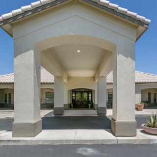 A building entrance with a covered walkway and columns.