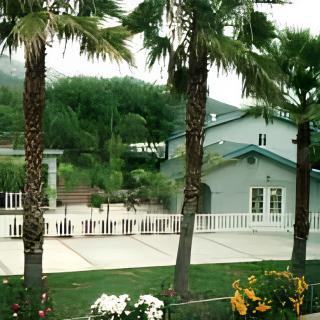 Twin Oaks Garden
