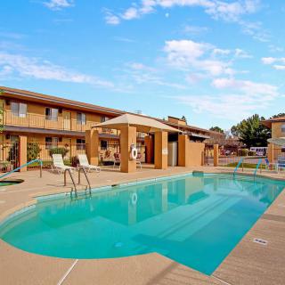 A serene outdoor pool area at a hotel, perfect for relaxation.