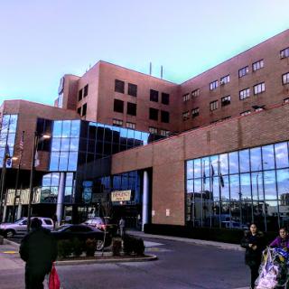 A modern hospital building showcasing a blend of brick and glass architecture.