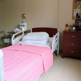 A cozy hospital room ready for patient care.