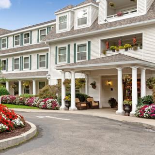 A welcoming hotel entrance with a beautifully landscaped exterior.