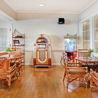 A vintage-style diner with a jukebox and popcorn machine.