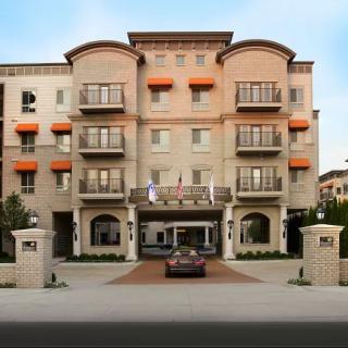 Exterior view of a luxury hotel with balconies and ornate design.