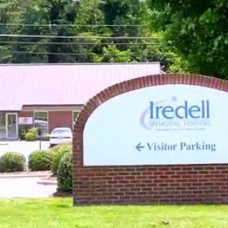 A sign indicating visitor parking for Iredell.