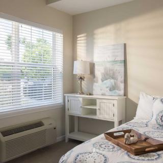 Bright and cozy bedroom with a lamp and decorative elements.