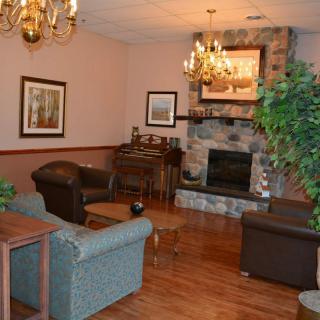 Cozy living room with a fireplace and classic furnishings.