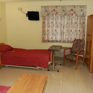 A clean and tidy hospital room with essential furnishings.