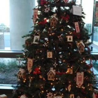 A beautifully decorated Christmas tree adorned with lights and ornaments.