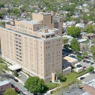 An aerial view of a hospital building surrounded by residential areas.