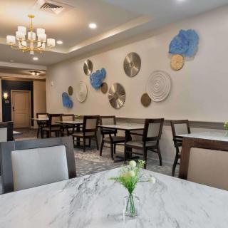 A modern dining area with elegant decor and comfortable seating.
