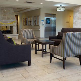 A cozy hotel lobby featuring comfortable seating arrangements.