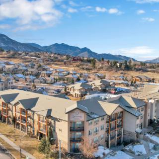 A scenic aerial view of a residential neighborhood with mountains in the background.