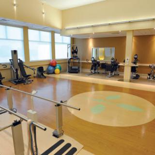 A well-equipped fitness studio designed for exercise and rehabilitation.