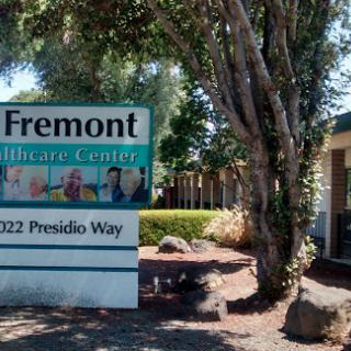The entrance to the Fremont Healthcare Center located at 1022 Presidio Way, featuring a clearly visible sign.