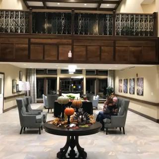 A cozy lobby with a seating area and decorative table centerpiece.