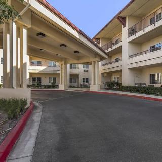 A spacious hotel entrance with a covered driveway.