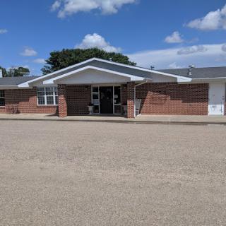 A spacious school building under a clear blue sky.