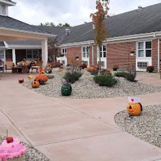 A cozy courtyard decorated with pumpkins, showcasing the beauty of autumn.