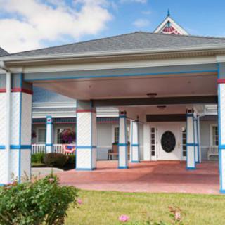 A prominent building entrance with pillars and a circular doorway.