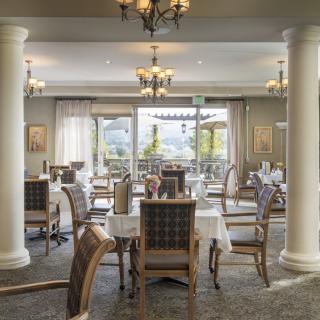 An elegant and luxurious restaurant dining room with stylish decor and chandeliers.