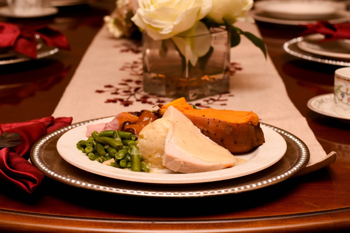 A beautifully arranged Thanksgiving dinner plate.