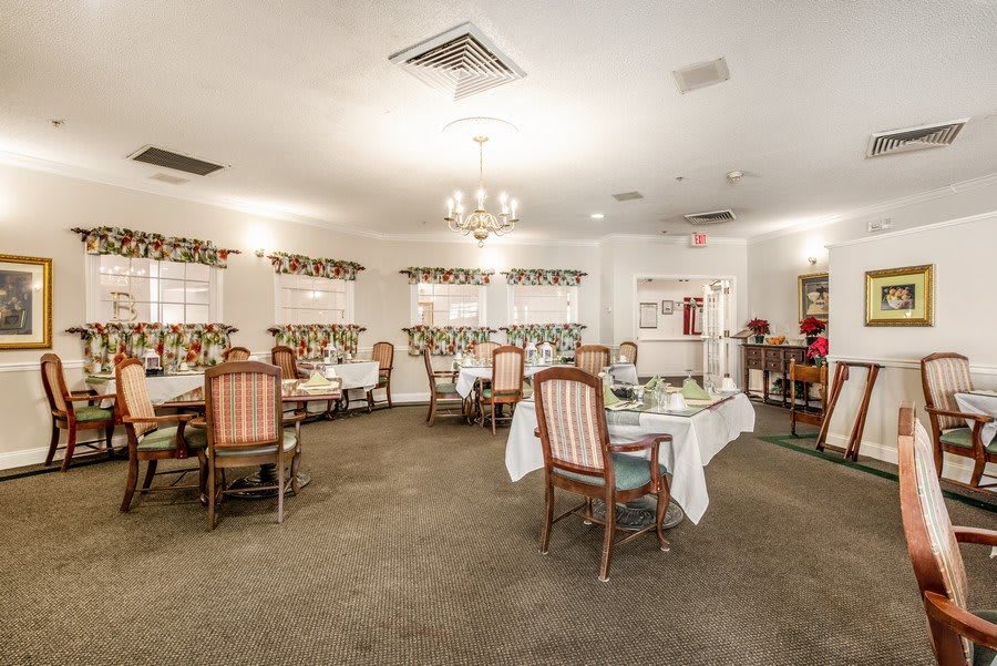 An elegant dining room with decorated tables and classic furniture.