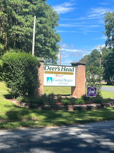 Entrance sign for Deer's Head community surrounded by greenery.